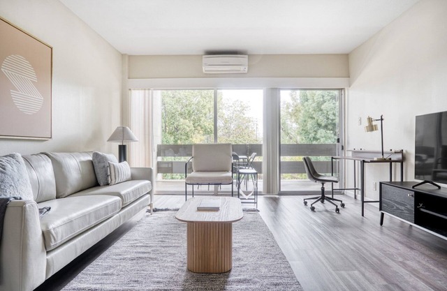 Sleek Palo Alto 1BR w/Gym & Pool, 10 mins to FB & Google, by Blueground
