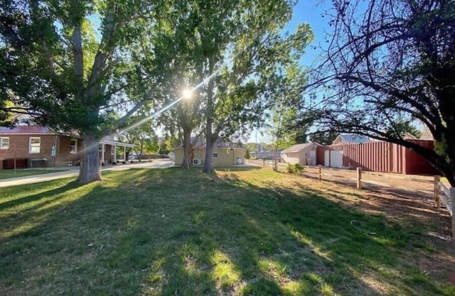 sleep 25+/Family Reunion/3homes+yard+gym+sauna+walk to: hiking/restaurants/shops