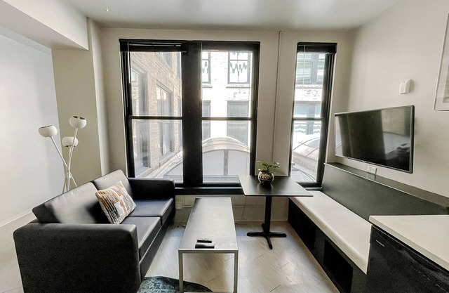 Sleepover: Adorable Studio - Downtown Springfield