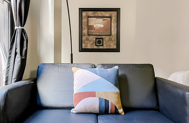 Sleepover: Cozy Studio - Downtown Springfield