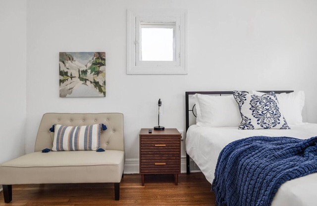 Sleeps 10 - 7 Beds - Close to DT - Budget Friendly