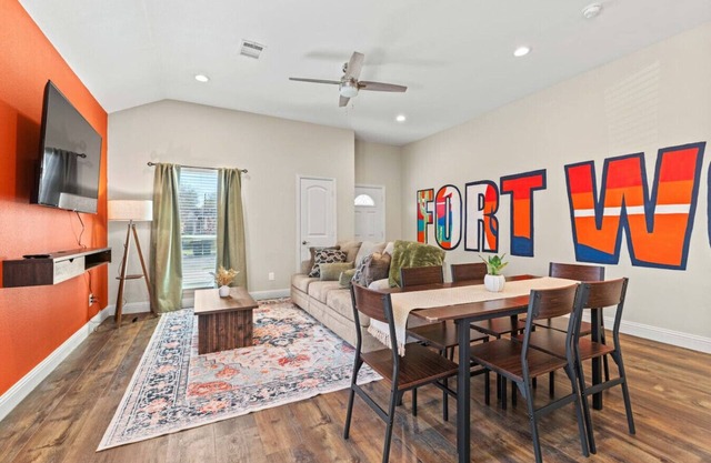 Sleeps 10+KingBed+Backyard+Stockyards+Free Parking