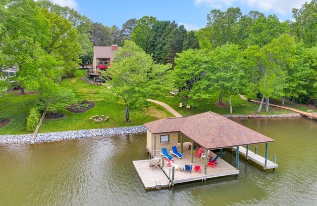Sleeps 10, Private dock, Game Room, Hot Tub