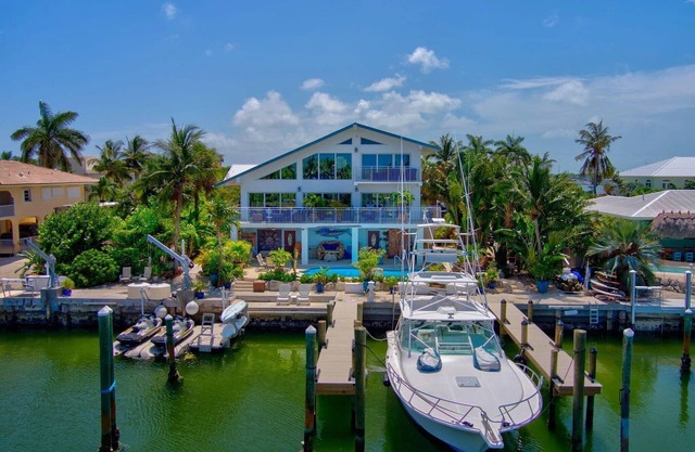 Sleeps 10 - Private house with 110’ of Deep Water Dockage, Pool, Hot Tub & more!