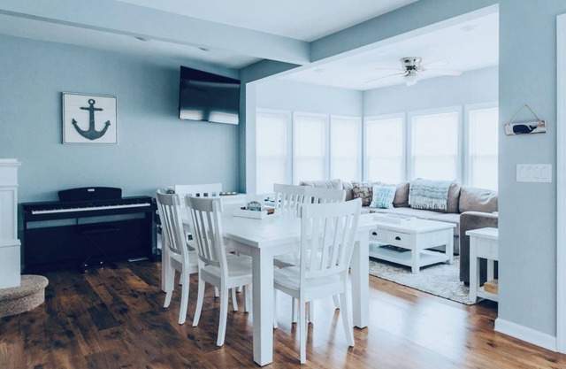 Sleeps 10 | Quiet Street near Beach, Dining & A/C | 15 min to Golf & Wineries