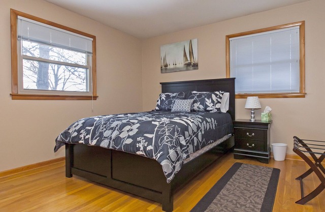 *Sleeps 10/Spacious Midcentury Charmer! Minutes to Downtown/Opryland free Wifi*