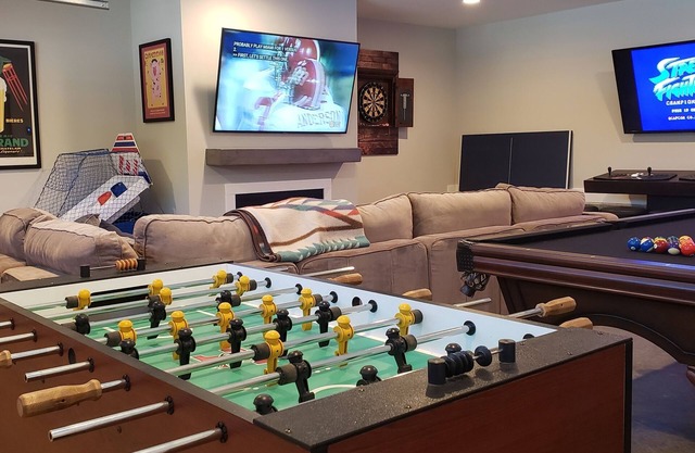 SLEEPS 12! 2 Units HOT TUB GAMEROOM POOL TABLE, 1.6~ miles to Downtown fun.