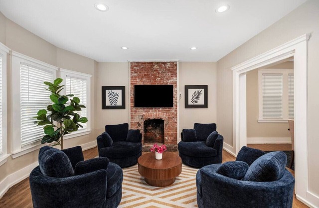 Sleeps 16 - 1st Flr Bdrm - 9 Beds - 10 Mins to DT