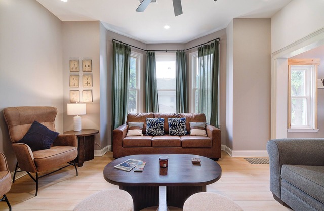 Sleeps 16 4 bedroom 4 bath 1.5 mi to Fiserv Hot Tub Arcade Theater Chefs Kitchen