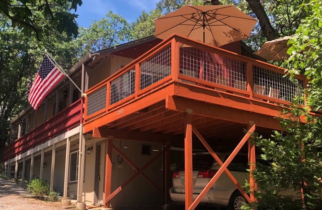 sleeps 18, room for the whole family, lake privileges, steps from the lake.