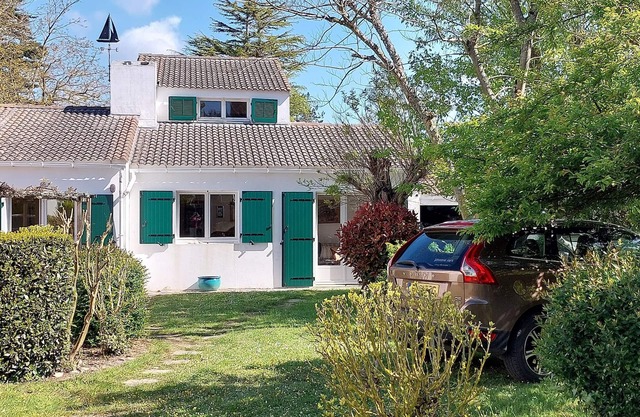 Sleeps 2 to 10; Large comfortable house, 3 minutes walk from stunning beach.