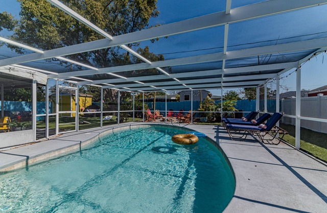 Sleeps 20, HotPool 5BDR 3Bath home, 3.5 miles to the beach Small Events welcome