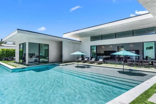 Sleeps 20 Pool Pickleball Villa Near Golf Dining Fun Bravo Villa 2 by AvantStay