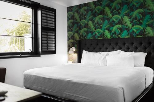 Sleeps 24 12 Suites in Walkable SoBro Near Downtown – by AvantStay