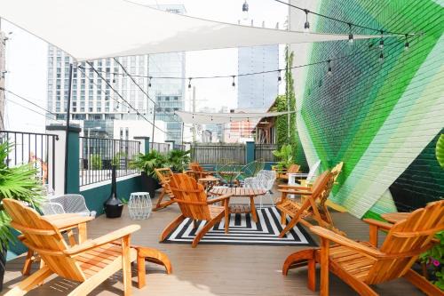 Sleeps 24 Group-Friendly SoBro Stay Near Music Downtown – by AvantStay