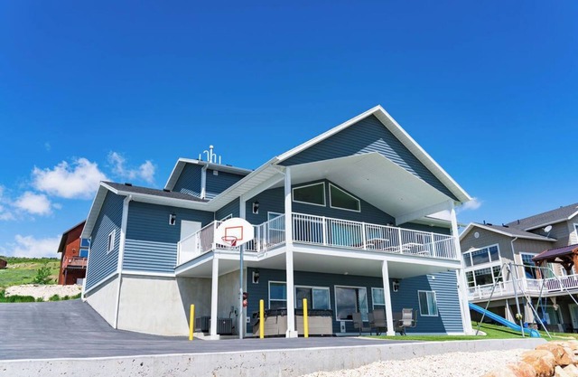 Sleeps 28 people (32 max), Parking for up to 6 vehicles, 6 bedrooms, 4.5 bathrooms, 3 levels, 3,6.