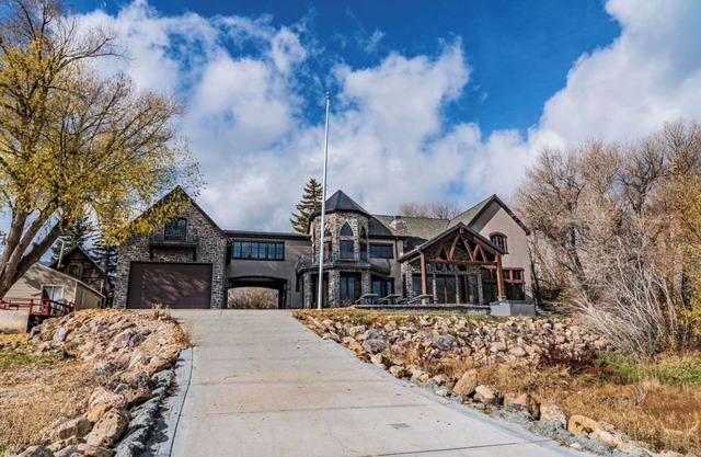 Sleeps 39 comfortably (50 max), Parking for up to 13 vehicles, 10 bedrooms, 7 Full baths, 2 Half .