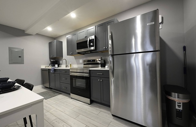 Sleeps 5, boat parking, washer/dryer WiFi, NEW!