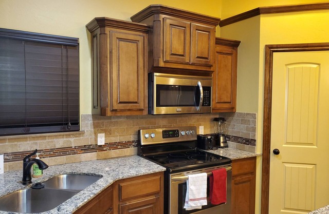 Sleeps 5 ☆ OU Campus ☆ Airport ☆ Restaurants ☆ Shopping Nearby