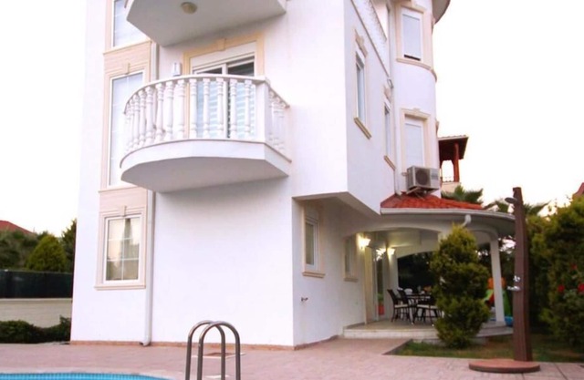 Sleeps 6, Centrally Located Villa with Private Pool - AWZ 243