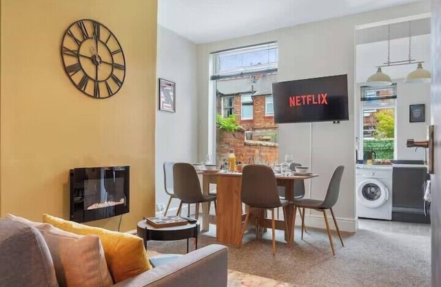 Sleeps 6 - Fast Wifi - Parking