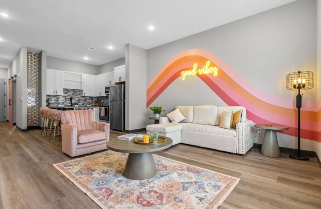 Sleeps 6, Free Wifi, 8 Min to Broadway!