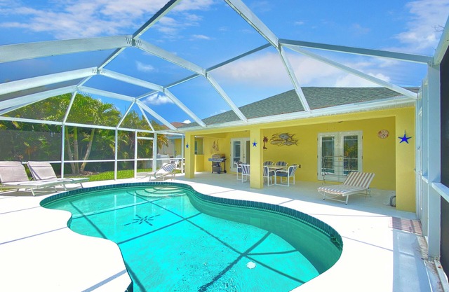 Sleeps 6, FULL refund*, heated pool