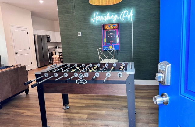 Sleeps 8! Foosball+Arcade, Private Courtyard, Parking, Washer+Dryer. Great home!