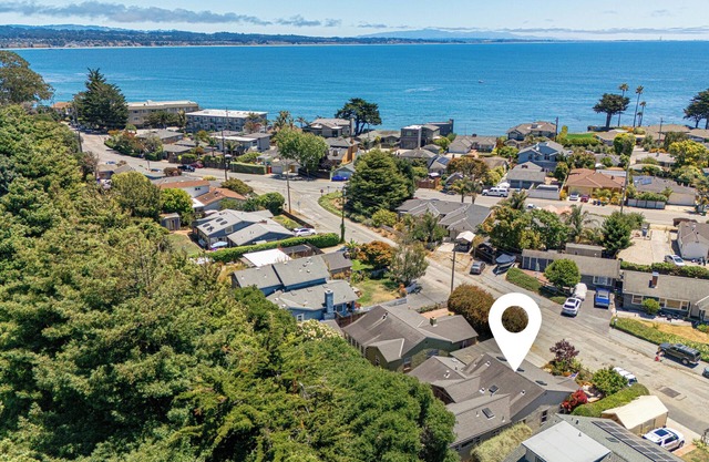 Sleeps 8 in the Jewell Box close to Privates and Pleasure Point