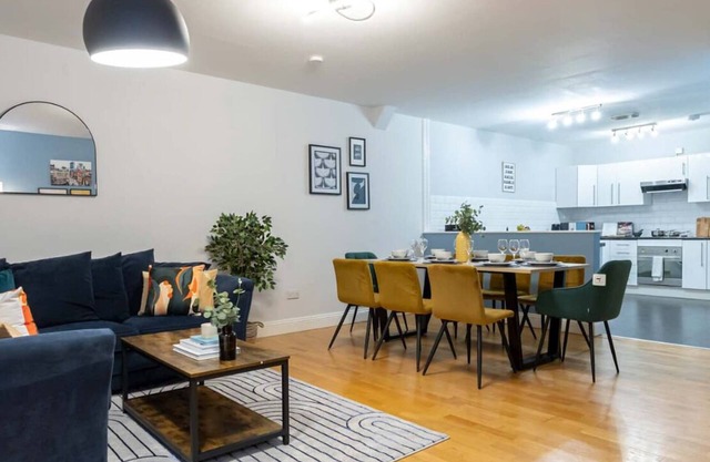 Sleeps 9 Canal Street Apartment by City SuperHost