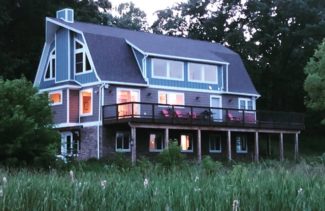 Sleeps groups to 12! Modern open spaces. Yoga loft. Deck. Kitchen. Peaceful.