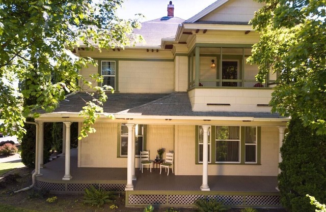 Sleeps up to 12 guests & walkable to Main Street!