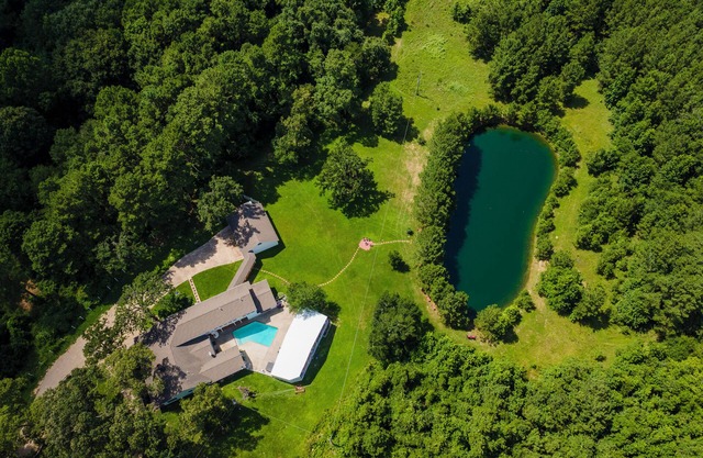 Sleps 24 VENUE, Pool, Spa, Lake, Pet OK, 16 beds 8 bath 50 car parking