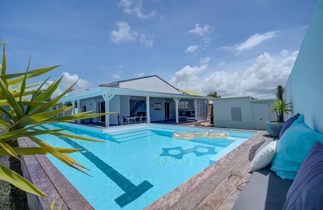SLOANE VILLA WITH SWIMMING POOL