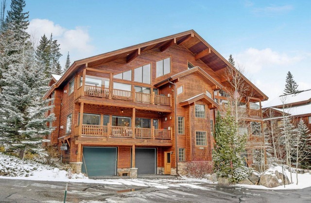 Slopeside Luxury Chalet 113 D I Hot Tub I Great Views I Best Price I Discounted Attractions