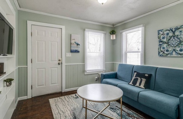 Small and comfortable beauty near Waterford/Pontiac border