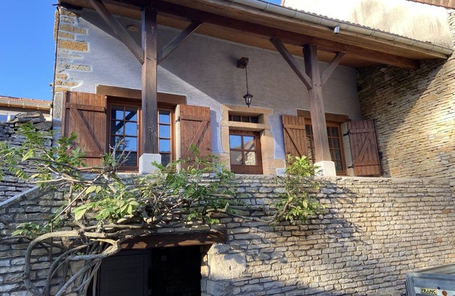 Small Burgundy stone house, private courtyard, close fromCluny, Taizé, Cormatin.