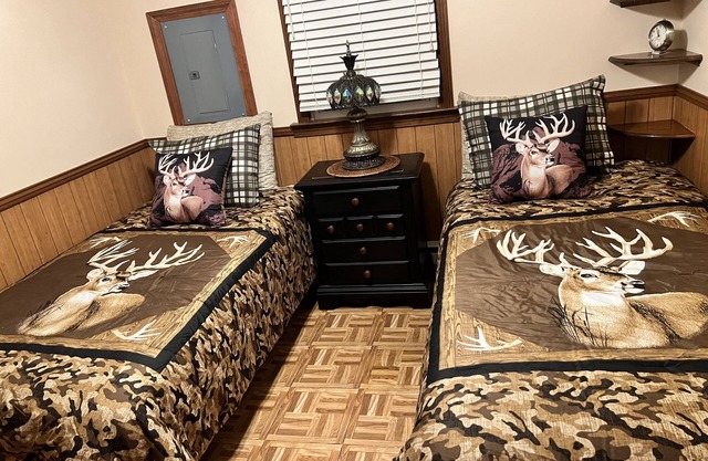 Small cozy cabin with grill & fire pit close to beaches, skiing, biking and URI.