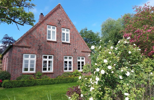 Small farmhouse from 1927 with 1,600 sqm garden plot, 3 kilometers to the dike