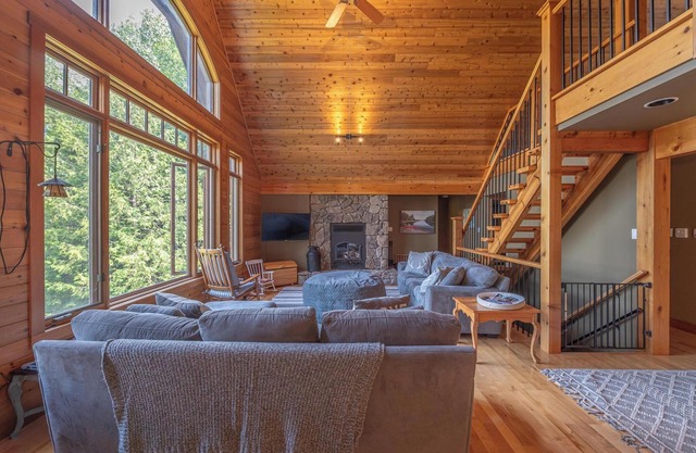 Small group Autumn rate! Ask Family cottage private beach, volleyball, fire pit