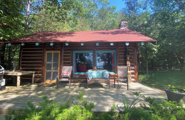 Small Log Cabin , Lake Michigan beachfront, Good Hart area