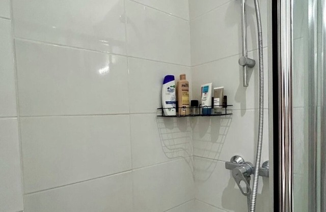 Small private room, next to train B, 15 minutes go to Paris center.n