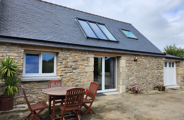 Small renovated stone house 5 minutes from the beach
