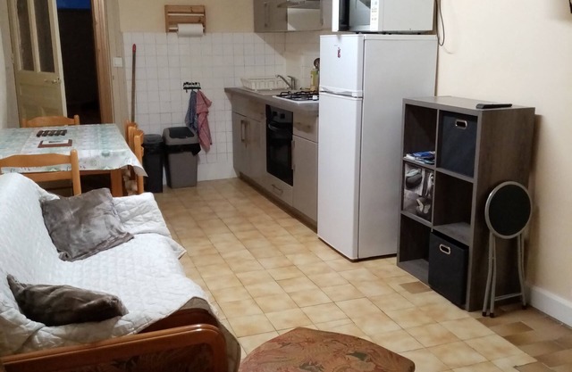 Small semi-detached town house in Poligny
