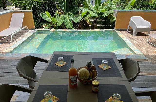 Small villa with private spa pool, 200 meters from the beach