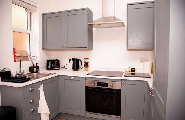 Smart Stay BnB | Fast WiFi | 3 Beds | Parking | Garden | Workspace