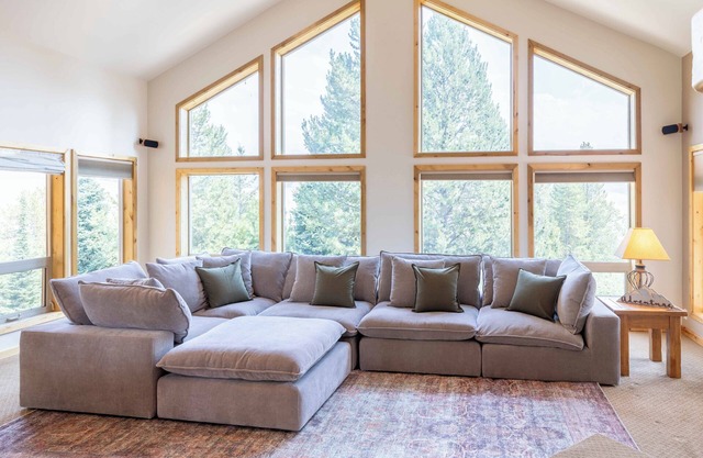 Smiley Creek Cabin B: Hot Tub, Views & Adventure