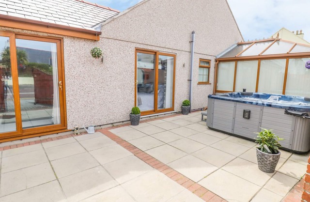 SMITHY COTTAGE, pet friendly, with hot tub in Cemaes Bay
