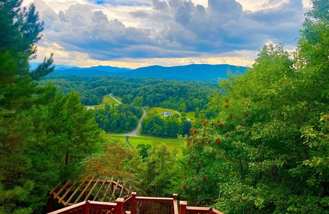 Smokey Mountain Dreaming - mountain views, hot tub & much more!