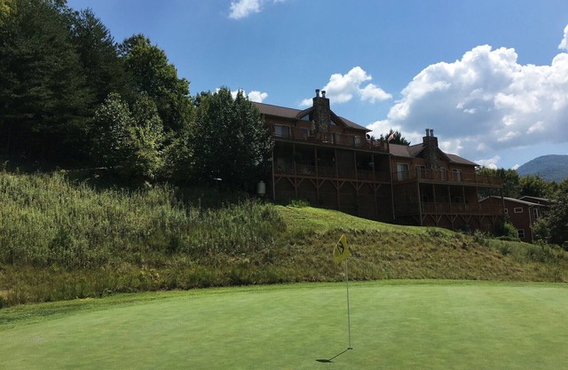 Smoky Mountain Country Club Golf - minutes from Bryson City, Cherokee & Dog okay